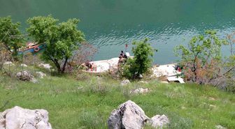 Unuttuğu eşyasını almak için döndü, botla açıldığı Fırat Nehri'nde kayboldu