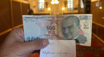 Camide namaz kılarken telefonunu şarj etti, not yazıp 100 TL bıraktı