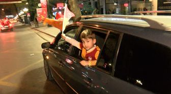 Galatasaray Taraftarları Fenerbahçe Derbisini Kızılay Meydanı'nda Kutladı