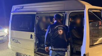 Hatay'da Minibüste Kaçak Göçmen Operasyonu: 14 Göçmen ve 1 Organizatör Yakalandı