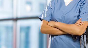 İngiltere'de hastaneler personel açığı nedeniyle hemşireleri doktorların yerine kullanıyor