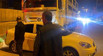 Kamyon otomobili sürükledi