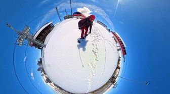 Kars'ta nisanda kar macerası: Zirveye yürüyüp bahar ortasında snowboard yaptılar
