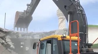 Maraş depremlerinde ağır hasar alan camii yıkıldı
