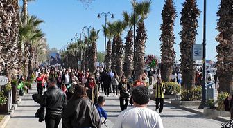 Silivri'de güneşli havayı fırsat bilenler sahile akın etti