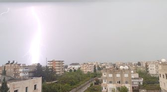 Silopi'de yıldırım düşme anları kamerada