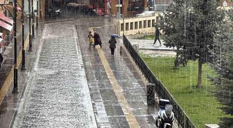 Sivas'ta kuvvetli yağmur etkili oldu, hazırlıksız yakalananlar sığınacak yer aradı