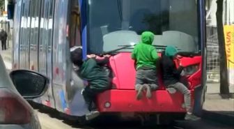 Tramvayın arkasına tutunan çocuklar yürekleri ağza getirdi