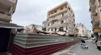 Yıkımda zarar gören binanın sakinleri: 'Müteahhide ulaşamıyoruz'