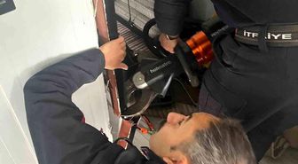 Antakya'da profil demirine sıkışan kuş kurtarıldı