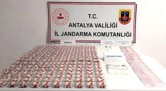Antalya'da bir araçta yapılan aramada uyuşturucu madde ele geçirildi