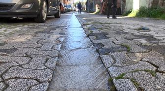 Ataşehir'de şebeke suyunu taşıyan boru patladı; 1 haftadır akıyor parası bizden çıkıyor