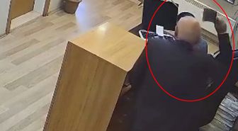 Belediyede satırlı dehşet kamerada! Başından yaralandı