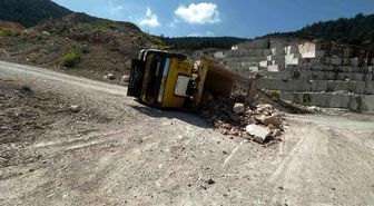 Bilecik'te taş yüklü kamyon devrildi: 2 yaralı