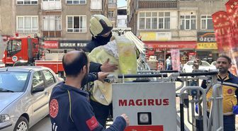 Kayseri'de yangında mahsur kalan bebek ve 4 kişi sepetle kurtarıldı