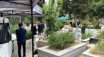 Boğazına çilek kaçarak hayatını kaybeden minik Mustafa Mersin'de toprağa verildi