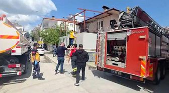 Burdur'da evin bitişiğindeki depoda yangın korkuttu