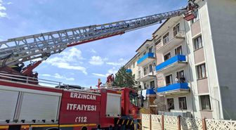 Çatıya takılan kuşu itfaiye kurtardı
