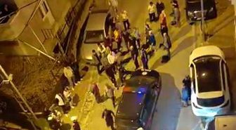 Eski sevgili evini bastı, binayı taşlayarak etrafa ateş etti; o anlar kamerada