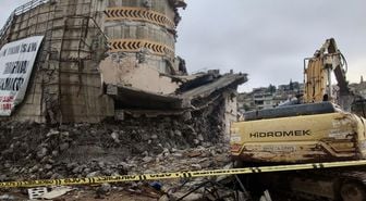 Kahramanmaraş’ta yıkım faciası: Operatör enkaz altında kaldı