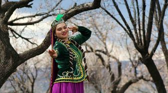 Kars'ta çiçek açan bağlarda Kafkas dansı görsel şölene dönüştü