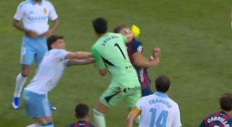 Kırmızı görünce rakip takımın kaptanını yumrukladı