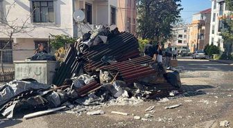 Kocaeli'de tadilatta olan binanın çatısı alevlere teslim oldu