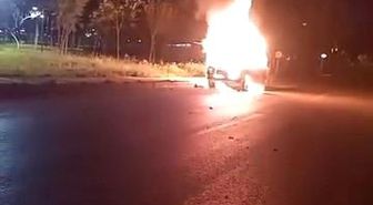 Otomobil gece yarısı alevlere teslim oldu, kullanılamaz hale geldi