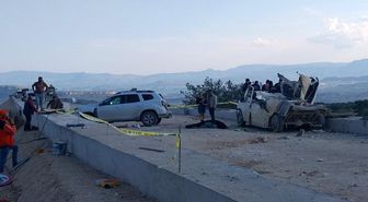 Tır rampaya çarptı, fırlayan mermerler minibüsü parçaladı: 1 ölü, 3 yaralı