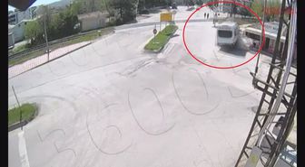 Alkollü sürücünün yaptığı kaza kamerada; 2 öğrenci son anda kurtuldu