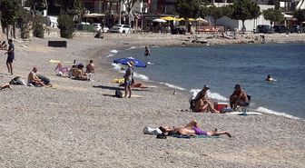 Bodrum'da sıcak havayı fırsat bilenler sahilleri doldurdu