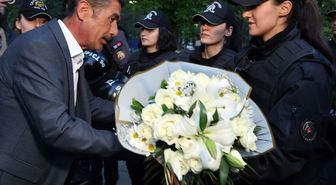 Günlerdir süren krizin ardından madenciler polislere çiçek verdi