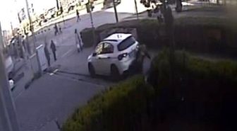 Kaldırımda yürüyen yayanın otomobilin altında kaldığı anın görüntüsü ortaya çıktı