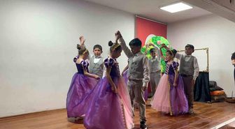 Kars'ta miniklerden büyük performans: Köy ilkokulu öğrencileri sahnede göz doldurdu