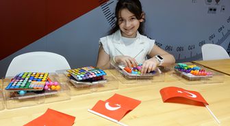Matematik şampiyonu Lina, yeni zaferini okul saldırısında ölen öğrencilere armağan etti