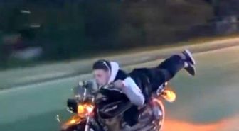 Motosiklet üzerinde tehlikeli şov