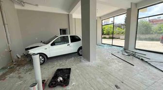 Osmaniye'de kontrolden çıkan otomobil dükkana girdi: 1 yaralı