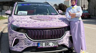 Otomobilini Türk motiflerinin yer aldığı mor renkli halıyla kapladı