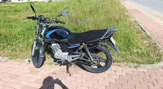 Seyir halindeyken devrilen motosikletin sürücüsü yaralandı