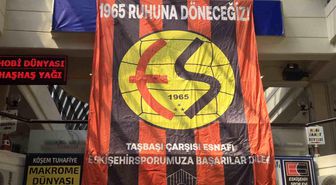 Taşbaşı esnafından Eskişehirspor'a bayraklarla destek