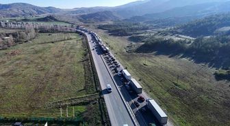 Tır devrildi, Kayseri-Sivas yolunda uzun araç kuyruğu oluştu