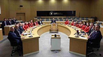 Bakan Bayraktar, milli güreşçileri ağırladı
