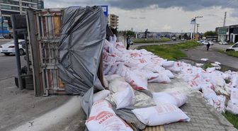 Un yüklü TIR'ın devrildiği kazada 4 kişi yaralandı