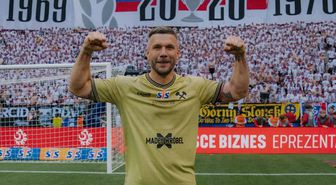 40 yaşındaki Podolski, Gornik Zabrze ile 54 yıl sonra bir ilki yaşayarak futbola veda etti