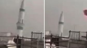 Fırtınada minarenin yıkılma anı kamerada