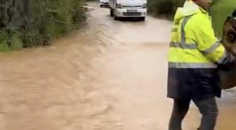 Dere taşkını yolu esir aldı, araçlar kontak kapattı