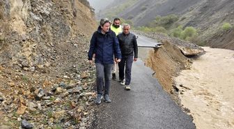 Erzincan Kemaliye'de sel hasarı: Yol çift yönlü kapatıldı