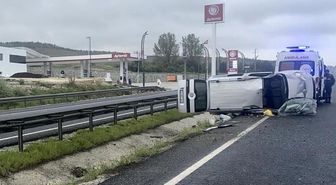 Eskişehir'de ıslak yolda kontrolden çıkan araç yan yattı: 4 yaralı