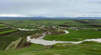 Kars'ta Karahan Çayı 30 yılın rekorunu kırdı: Kalkankale'de ekili araziler sular altında