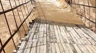 Munzur Nehri taştı, asma köprü çöktü